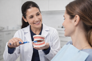 dentista-clinica-palacios-cipoletti-explicando-tecnica-cepillado-paciente